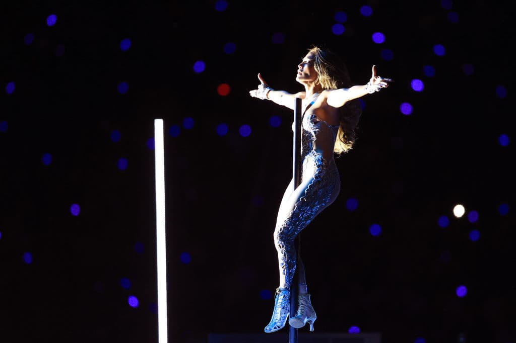 Con vestuario diferente hizo pole dance y cantó ‘Waiting for tonight’.