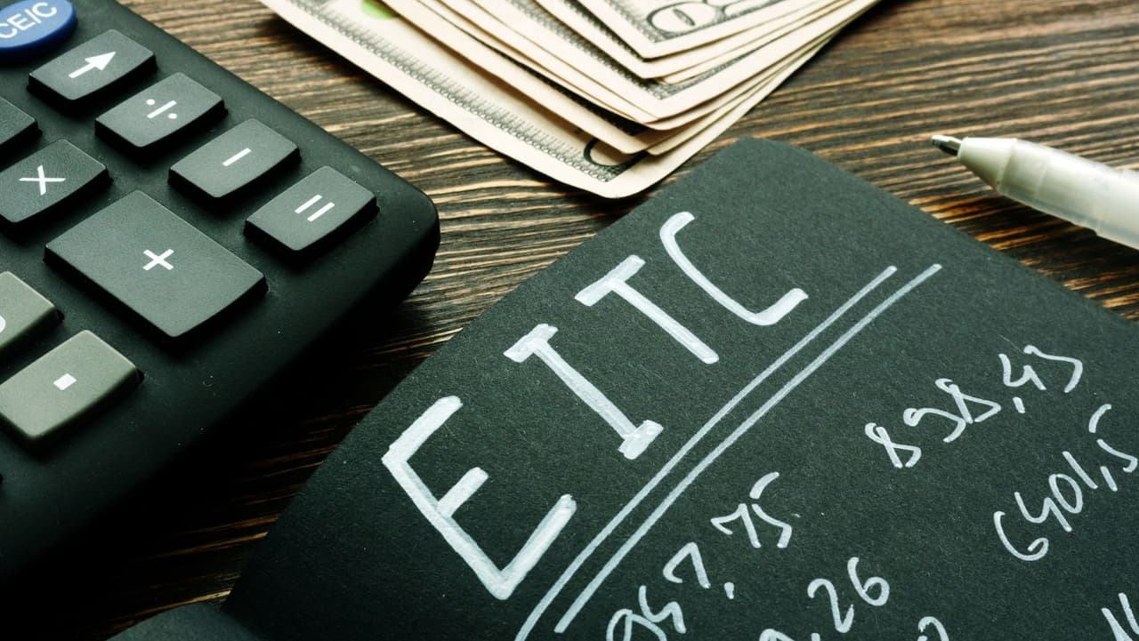 El crédito también está disponible por primera vez para 
<a href="https://www.irs.gov/es/credits-deductions/individuals/earned-income-tax-credit/how-to-claim-the-earned-income-tax-credit-eitc" target="_blank">trabajadores sin hijos de hasta 19 años</a> y 
<b>trabajadores de 65 años o más</b>. Para las personas que tienen hijos calificados, si ganan $57,414 o menos, pueden calificar para el EITC. Y dependiendo de cuántos hijos tengan, podrían obtener un crédito máximo de $6,728.