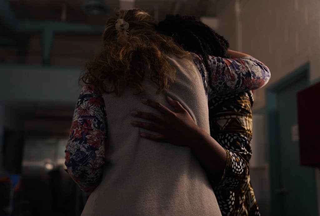 Andrea Danko-Barna, a la izquierda, abraza a Fidelia Gaba, estudiante de medicina de la Universidad de Pittsburgh y conversa al ortodoxismo, durante la ceremonia de crismación de Gaba, en la que fue confirmada como miembro de la Iglesia Ortodoxa de San Moisés el Negro, el domingo 9 de noviembre de 2025, en Pittsburgh.