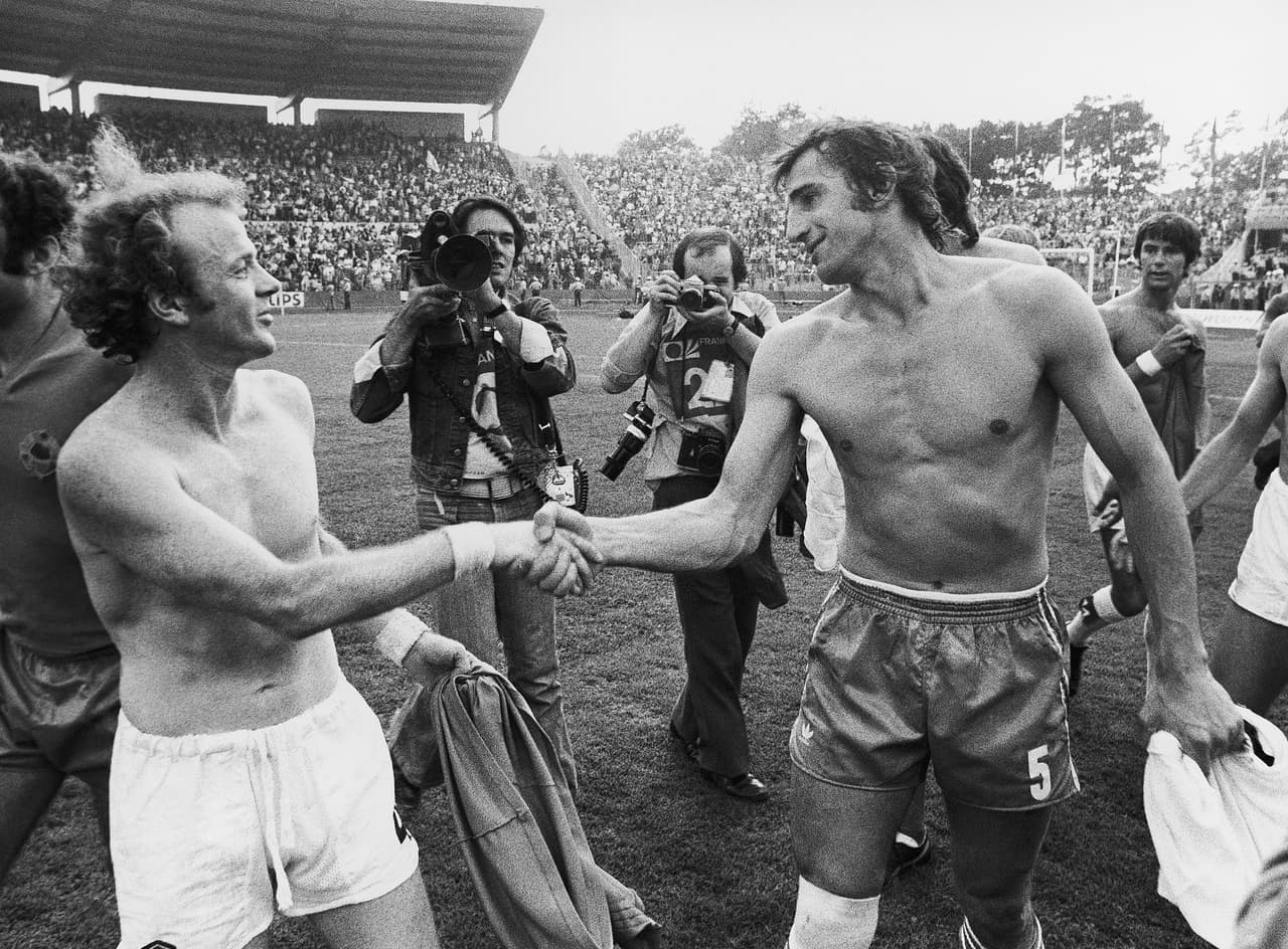 Billy Bremner, de Escocia (izquierda), y Josip Katalinski, de Yugoslavia, se dan la mano tras intercambiar camisetas al finalizar el Mundial de Fútbol de Frankfurt el 22 de junio de 1974. El partido terminó en empate 1-1.