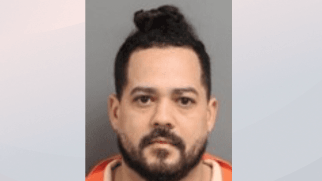 Sujeto acusado de cargos relacionados a ofensas sexuales con un menor en Carolina del Norte