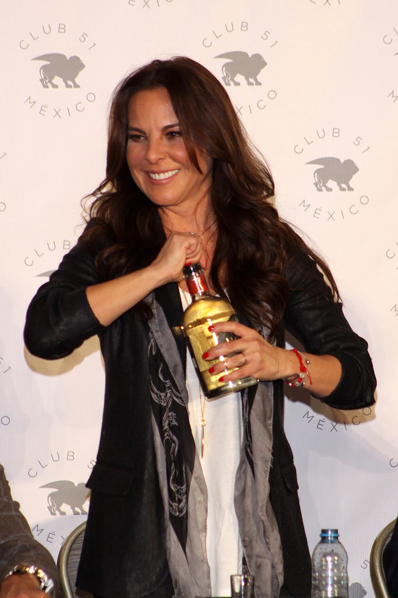 "Yo aparté algunas botellas de tequila para mis compañeros de la prensa, porque era necesario que probaran el tequila Honor", dijo en el programa de televisión.