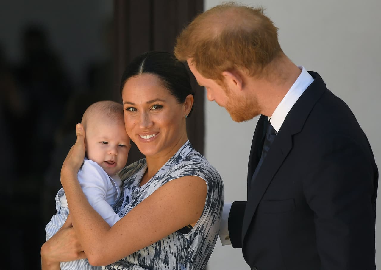 <b><a href="https://www.univision.com/shows/noticiero-univision/tras-anunciar-su-independencia-economica-meghan-markle-regresa-a-canada-y-el-principe-harry-permanece-en-londres-video" target="_blank">Markle está en Canadá</a></b> junto con su hijo Archie, de 8 meses, mientras que el príncipe Harry permanece en el Reino Unido.