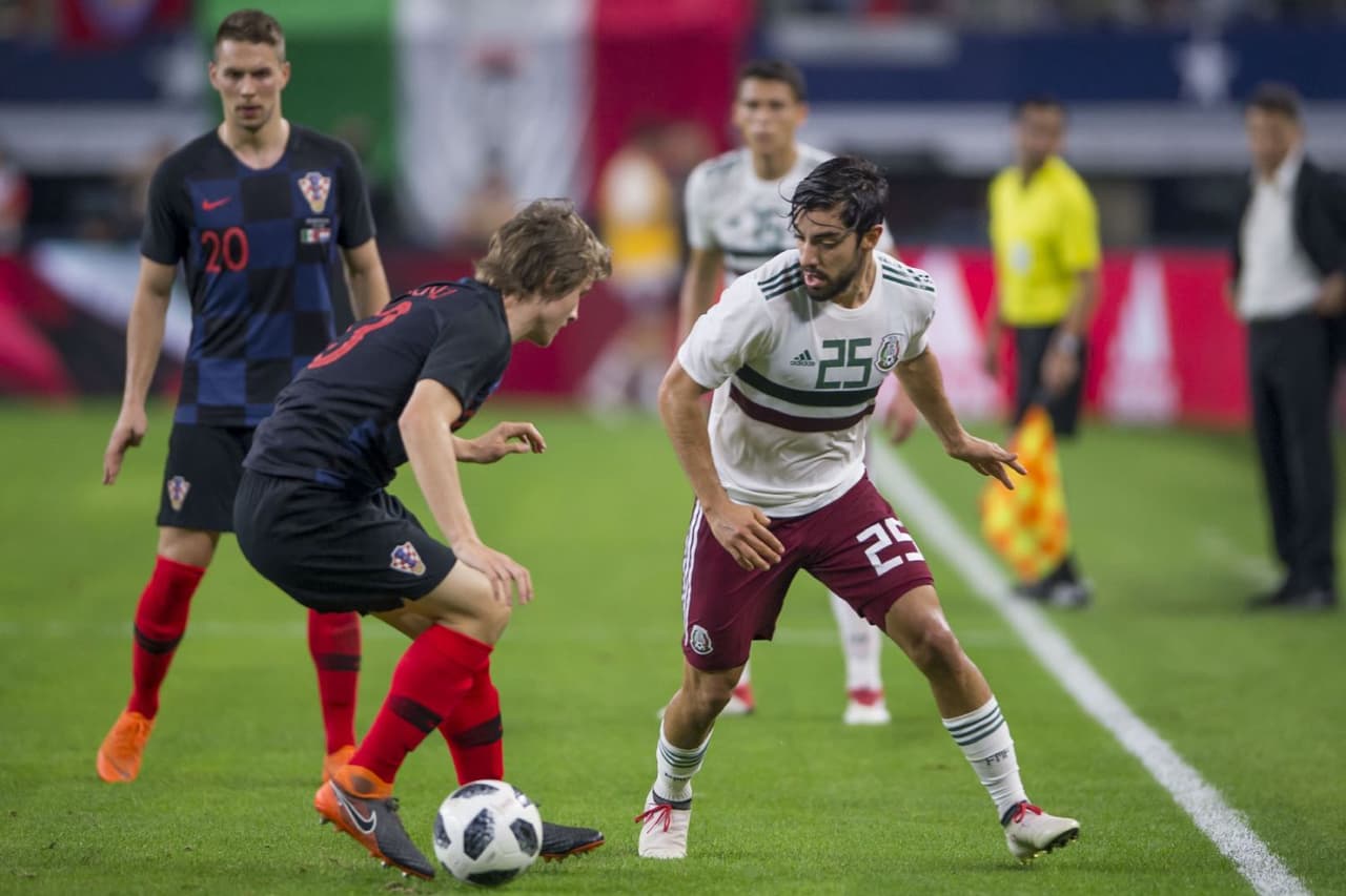 <b>RODOLFO PIZARRO - 5</b>: Su rostro en la banca al arranque del segundo tiempo refleja el pesimismo de pensarse fuera del Mundial, pues poco hizo ante la defensa croata durante el primer lapso del partido.