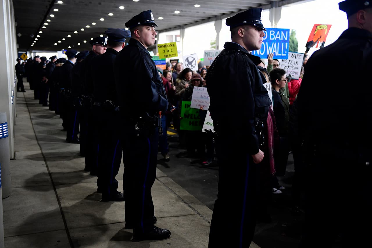 La Policía de Filadelvia vigiló los alrededores del aeropuerto donde se repitieron las mismas escenas de protesta que en otros aeródromos del país.