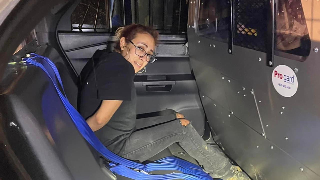 Gloria González fue acusada de posesión de sustancias controladas y se le fijó fianza de $1,000.