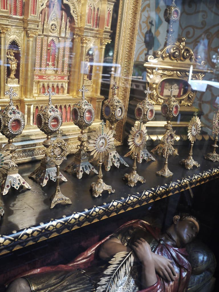 Es posible visitar la Capilla de San Antonio en Pittsburgh seis días a la semana, con docentes disponibles cuatro días a la semana para ofrecer recorridos y responder preguntas sobre la capilla.