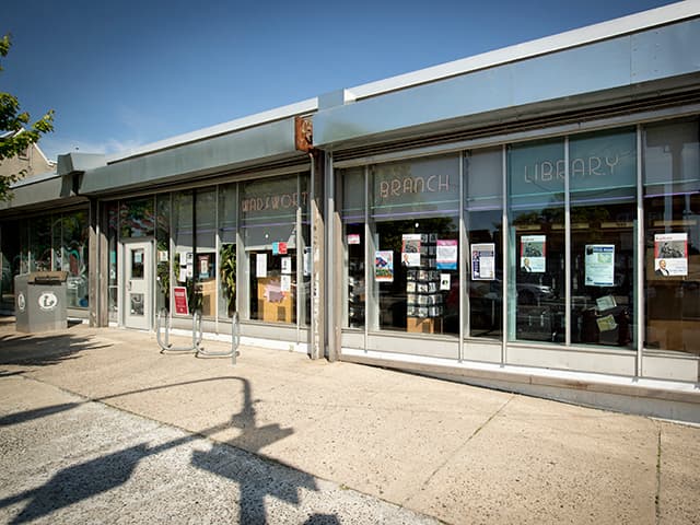 <b>Wadsworth Library</b>
<br>1500 Wadsworth Avenue
<br>Philadelphia, PA 19150-1699
<br>215-685-9293
<br>
<br>La 
<a href="https://libwww.freelibrary.org/locations/wadsworth-library" target="_blank">biblioteca de Wadsworth</a>, un edificio moderno con un "escaparate" de vidrio, abrió el 30 de julio de 1959. En 1992, el edificio reabrió después de haber estado cerrado varios años por remoción de asbesto y renovaciones del edificio, incluida la adición de una sala de reuniones. Cintas de colores animaban la fachada de cristal y las luces de neón iluminaban el interior. La biblioteca se renovó aún más en 1999.
<br>