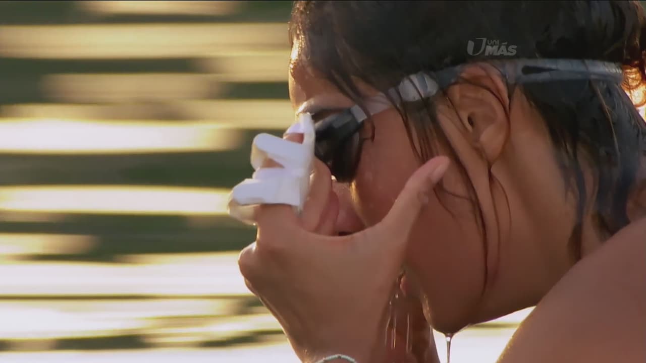 La conductora tiene una lesión en el dedo índice de su mano izquierda.