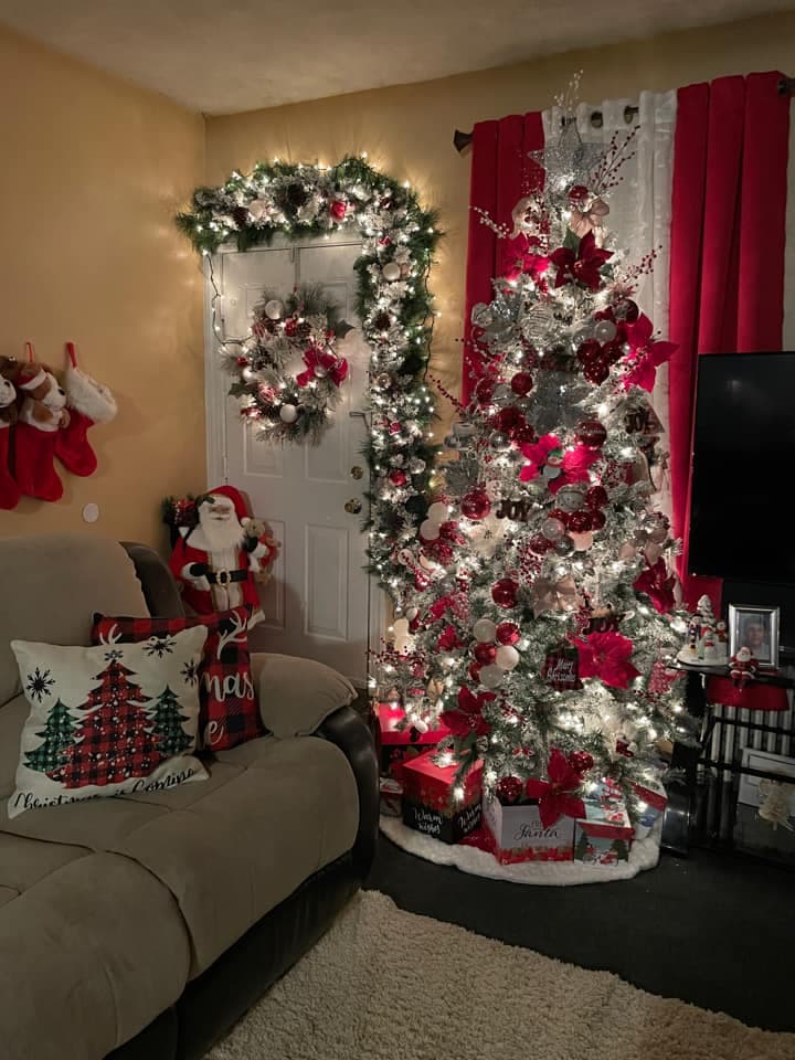 Guirnaldas navideñas, luces y hasta los cojines de la sala de Marcela Alvaro lucen festivos para esperar la Noche Buena.