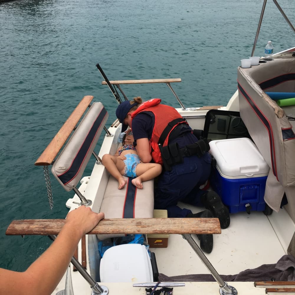 Guardacostas salva la vida de una niña que cayó de una embarcación cerca del Navy Pier