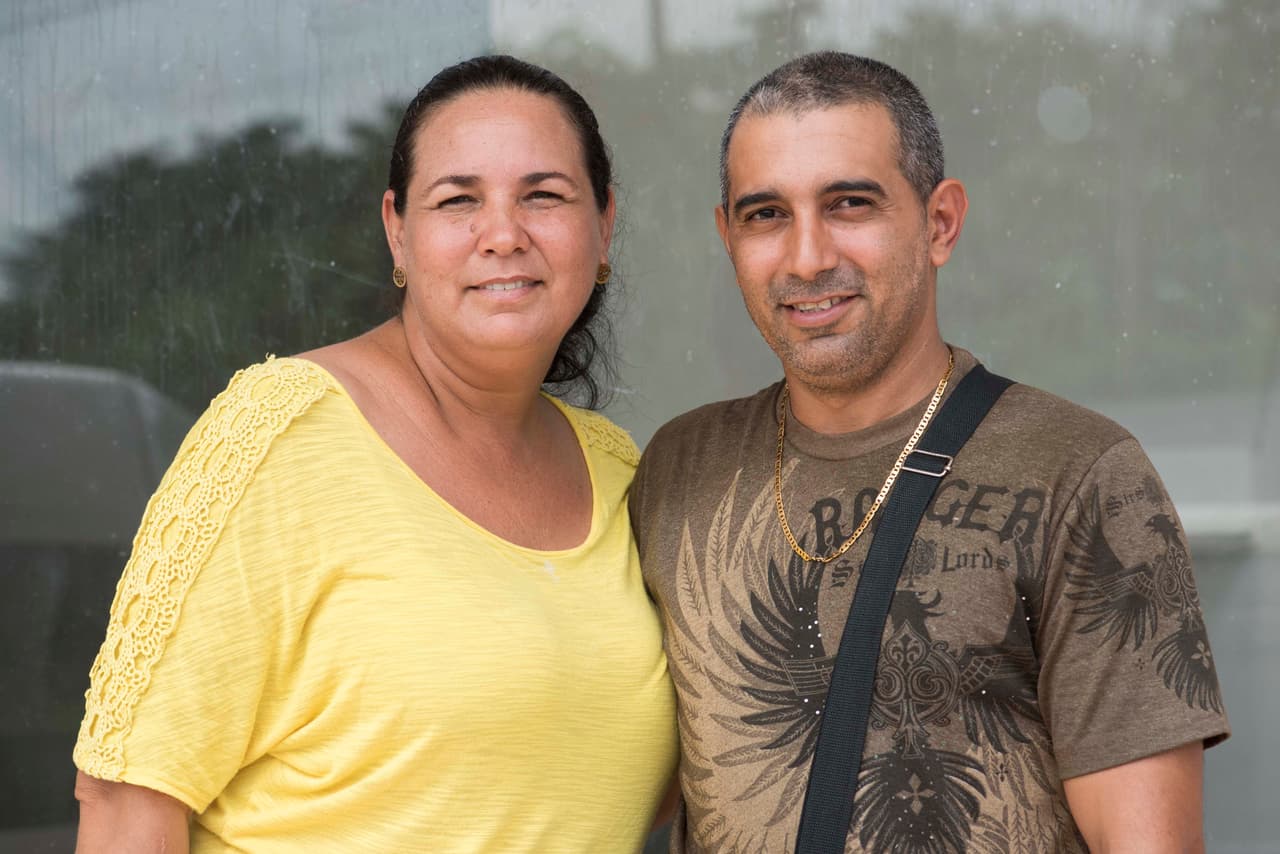 María Rodríguez y Evans Sánchez pusieron un puesto de comida improvisada en la frontera para pagar el boleto a EEUU.