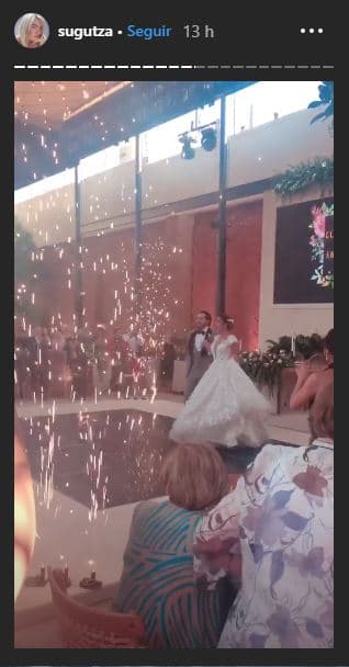 Al llegar a la recepción, los recién casados fueron recibidos con juegos pirotécnicos.