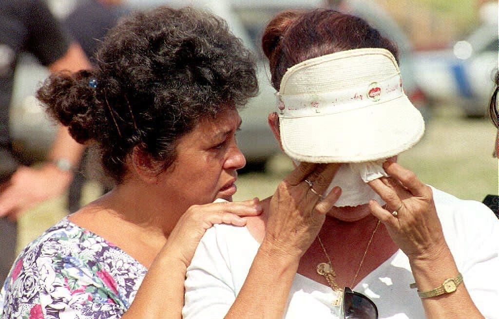 Gladys Miranda conforta a su hermana Carmen durante un servicio para honrar a las víctimas de Andrew el 5 de septiembre de 1992.