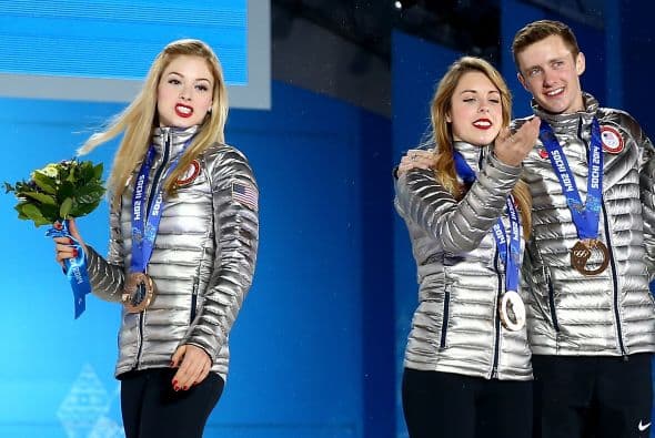 Gracie Gold, Ashley Wagner y Jeremy Abbott de Estados Unidos, ganaron bronce en la prueba de patinaje artístico.