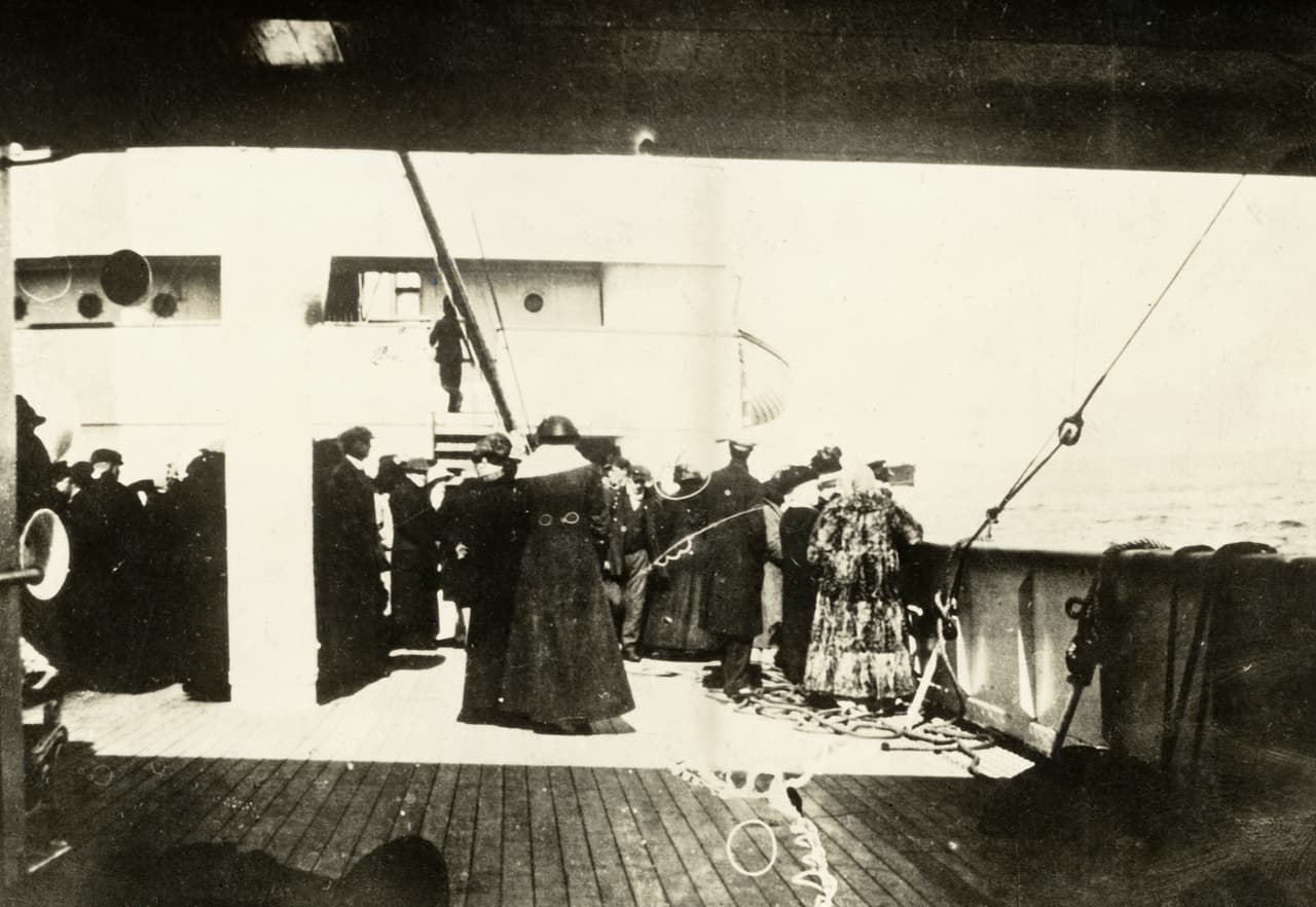 A las 2 de la madrugada salió el último bote salvavidas y más de 1,500 personas continuaban desesperadas en el barco. Unos minutos más tarde el Titanic se partió a la mitad y terminó de hundirse, dejando a los pasajeros en el agua helada que los mataría de hipotermia. En la fotografía un grupo de sobrevivientes cuando fueron rescatados por el barco Carpathia, el primero que se acercó al área del accidente.