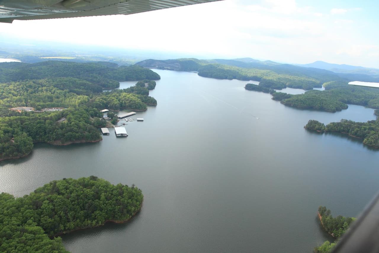 <b>Carters Lake (Calhoun)</b>
<br>
<b>Sitio web</b>: 
<a href="https://www.recreation.gov/camping/gateways/443">https://www.recreation.gov/camping/gateways/443</a> 
<br>
<b><a href="https://goo.gl/maps/8vMr6HWgrNN6UHo96">Cómo llegar</a> </b>
<br>
<br>Ubicado en las montañas Blue Ridge en el río Coosawattee entre las ciudades de Ellijay y Calhoun, se puede llegar fácilmente al lago Carters desde Atlanta, a solo 80 millas al norte. Es el más profundo de los embalses del estado con 450 pies de profundidad y ofrece un paisaje sin casas a lo largo de la costa. Hay un resort y un puerto deportivo de servicio completo para estacionamiento de botes, así como alquiler de botes y kayaks, cabañas y lugares para acampar. Con una costa tan extensa, es un gran lugar para pasar un día de playa, ya que siempre hay un lugar disponible para tirar una manta o toalla de playa y colocar una sombrilla. También cuenta con muchos senderos escénicos para caminar y pescar.