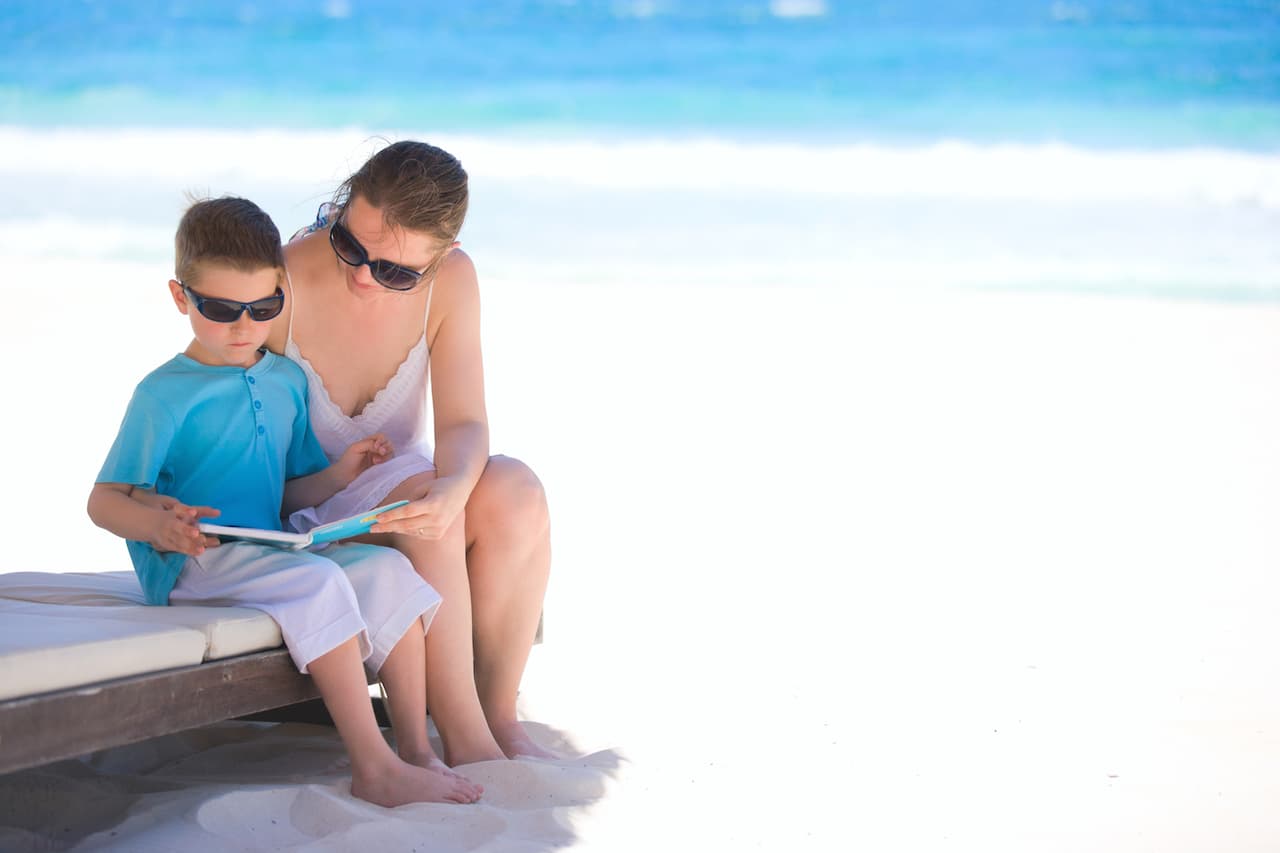 5 libros bilingües para leer en la playa con tus hijos