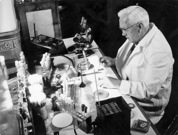 <b>Antibióticos</b>. Pensar en que alguien muera por una infección de garganta o de oído hoy parece algo inconcebible, pero era lo que ocurría antes del descubrimiento de los antibióticos que se atribuye a Alexander Fleming, inventor de la penicilina. En 1928, este profesor de bacteriología se dio cuenta por accidente que había un hongo capaz de matar algunas bacterias, lo que abrió camino a la era de los antibióticos, que son compuestos que las bacterias y los hongos producen de forma natural, para matar o inhibir especies microbianas rivales. Hoy en día los médicos tienen muchos tipos de antibióticos entre los cuales escoger y, según la Academia Estadounidense de Pediatría, se recetan en EEUU más de 150 millones por año.
