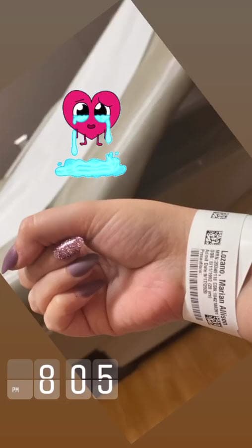En la primera imagen mostró su mano con la
<b>pulsera de ingreso al hospital</b>, donde aparecen sus datos.
<br>