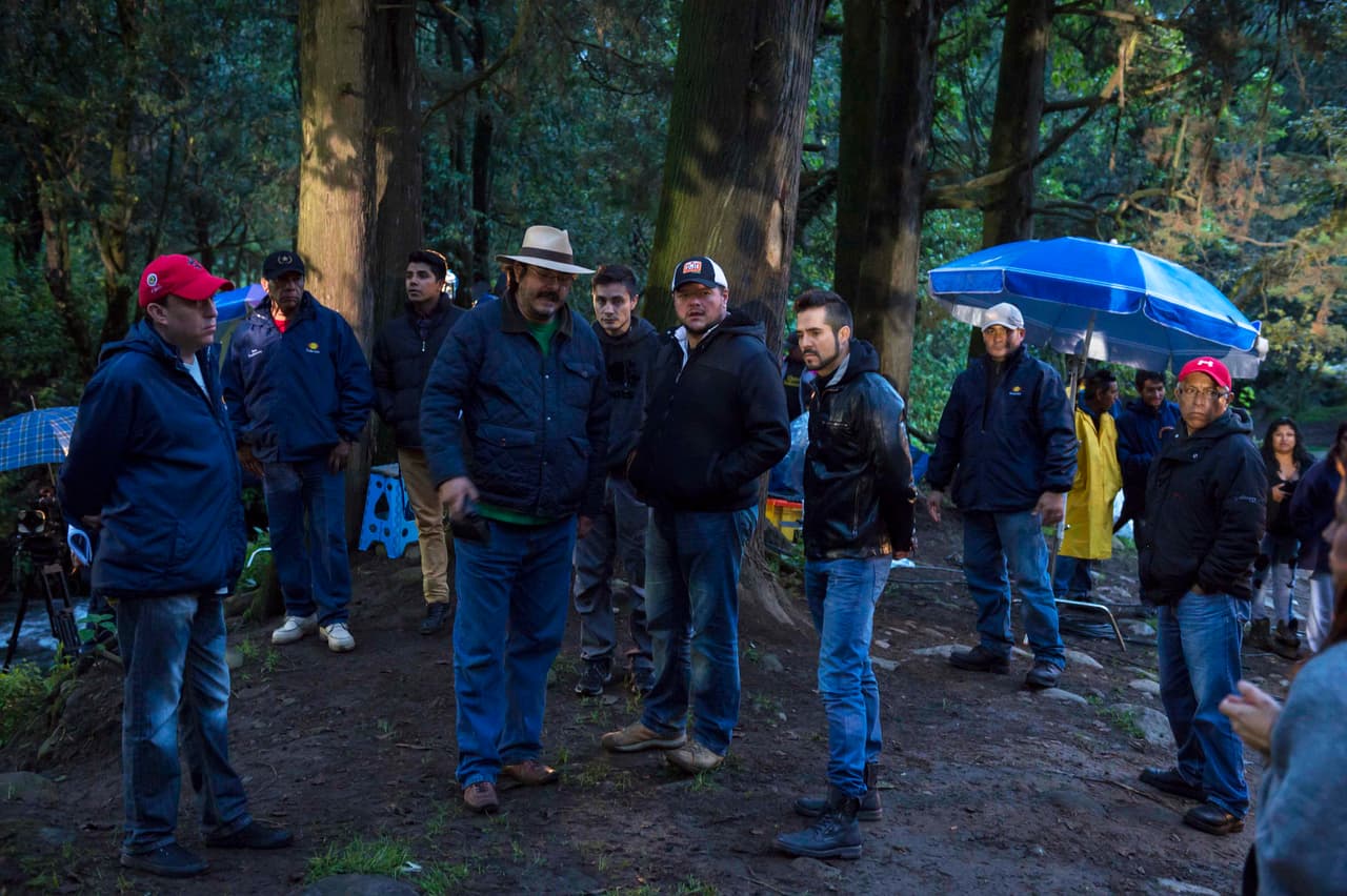 José Ron también escuchaba con atención todas las indicaciones de los directores de cámara y escena.