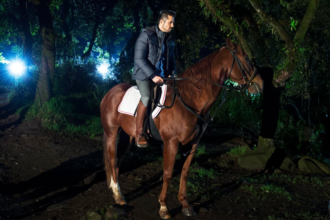 José Ron lució guapísimo cabalgando su caballo.