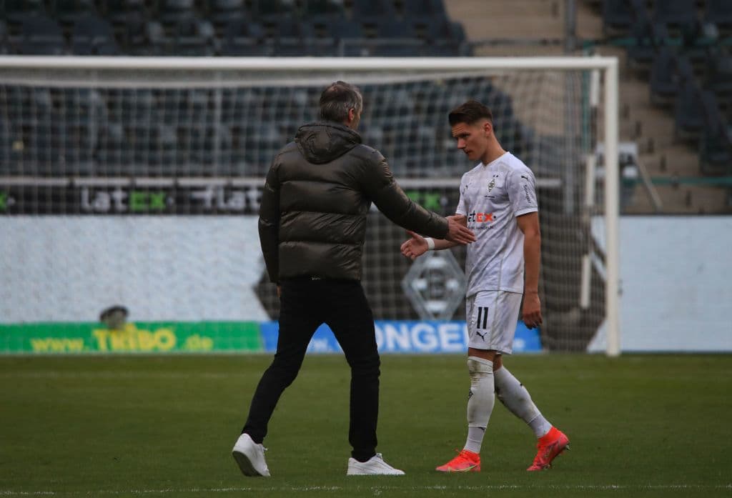 Mönchengladbach cayó por la mínima ante Leverkusen. Patrik Schick (76’) hizo el solitario gol. Leverkusen llegó a 40 y M’Gladbach se quedó en 33 puntos.
