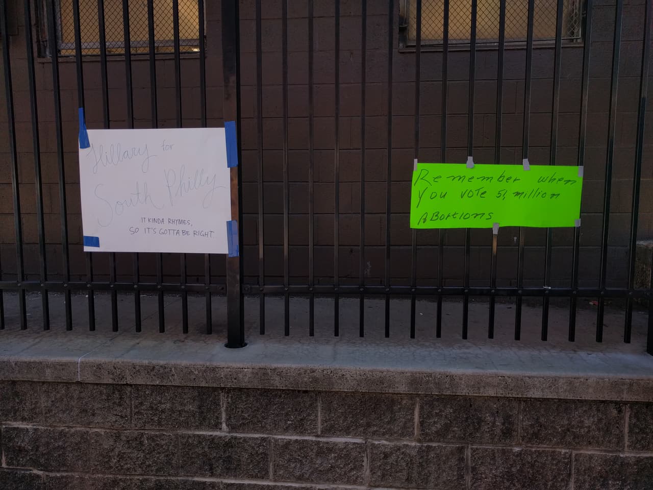 Carteles improvisados en diferentes lugares fueron parte de los diferentes escenarios de Filadelfia.