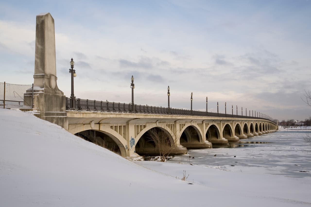 <h2 class="cms-H2-H2">Detroit, Michigan</h2>
<br>
<br>El centro del NWS en Detroit advirtió la noche de este jueves de una caída drástica de temperatura que “resultará en una congelación repentina en superficies no preparadas”. En su cuenta de Twitter, el centro añadió que se esperan ráfagas de vientos de hasta 55 millas por hora (88 kilómetros por hora), que “dificultarán la visibilidad”. Las temperaturas mínimas entre viernes y sábado serán de 7º F (-13.8º C) y 16º F (-8.8º C), respectivamente.
<br>
<br>