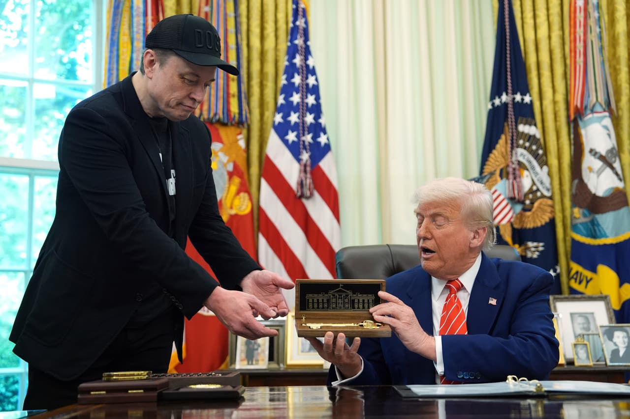 El presidente de EEUU, Donald Trump, a la derecha, entrega una llave a Elon Musk durante una rueda de prensa en el Despacho Oval de la Casa Blanca, el viernes 30 de mayo de 2025, en Washington.