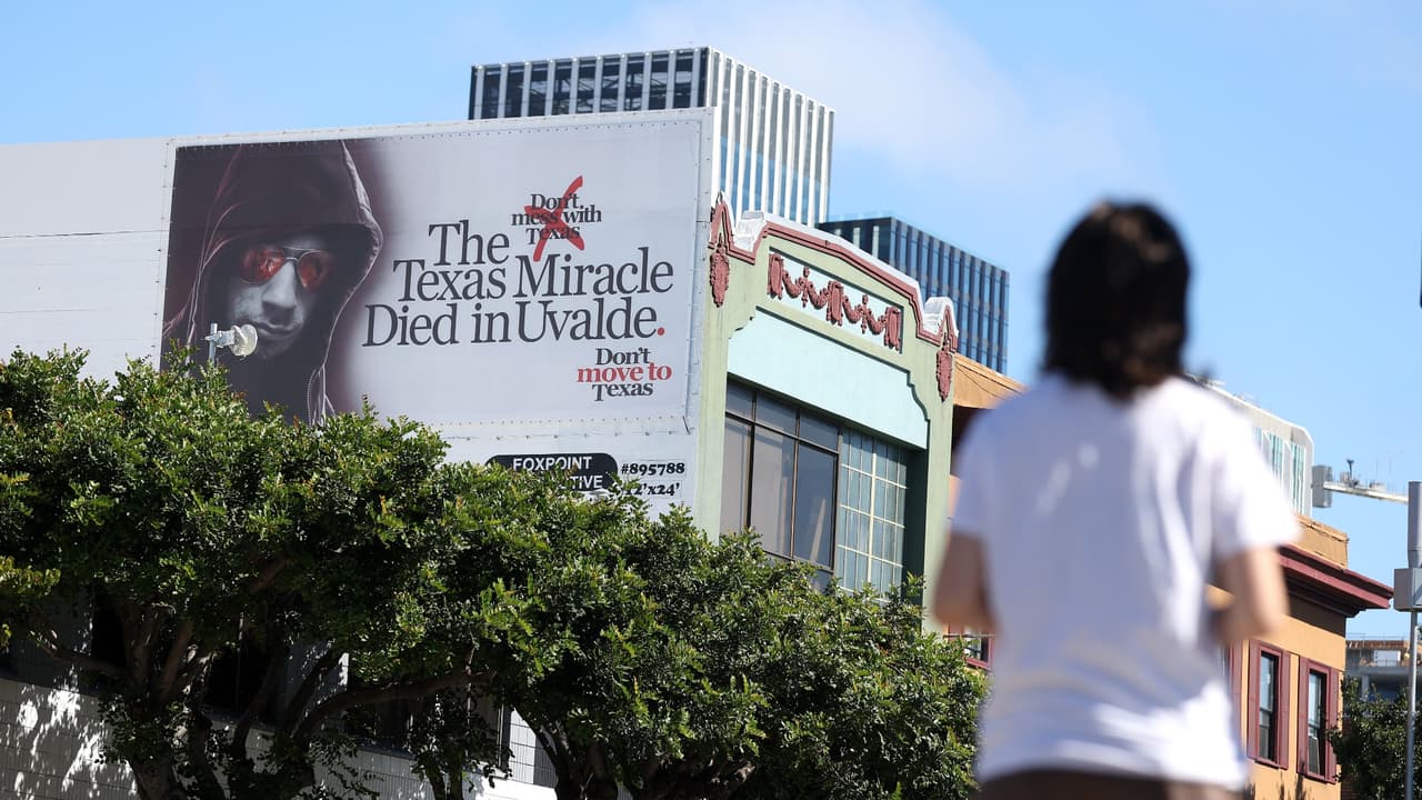 “Milagro texano murió en Uvalde”: Misteriosas vallas instan a californianos a no mudarse a Texas