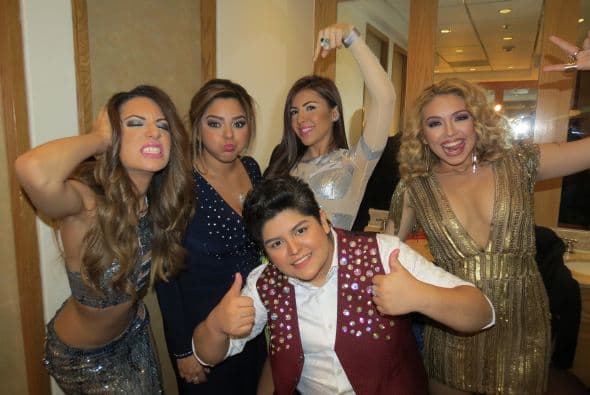 Aly bromeando con los chicos en backstage. ¡Wepa!