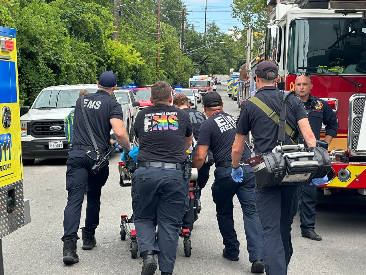 Bomberos de Austin sacaron a un hombre y una mujer de la vivienda, las cualques fueron transportados a hospitales de la localidad por socorristas del Servicio de Emergencias de Austin-Condado Travis.