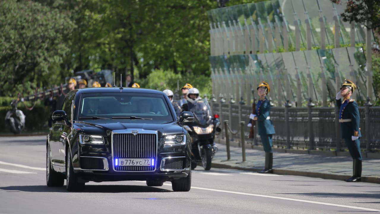El desarrollo de Aurus fue el fruto de la frustración de Vladimir Putín por tener que transportarse en un
<b> automóvil alemán</b>. Alemania es el principal fabricante de automóviles de Europa Occidental así como la economía más próspera de la región.