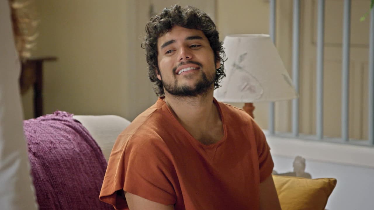 El joven está involucrado en el tráfico de drogas y delitos menores. Pero Esmirna lo procura, cuida y saca de problemas, pues ve la bondad en él.