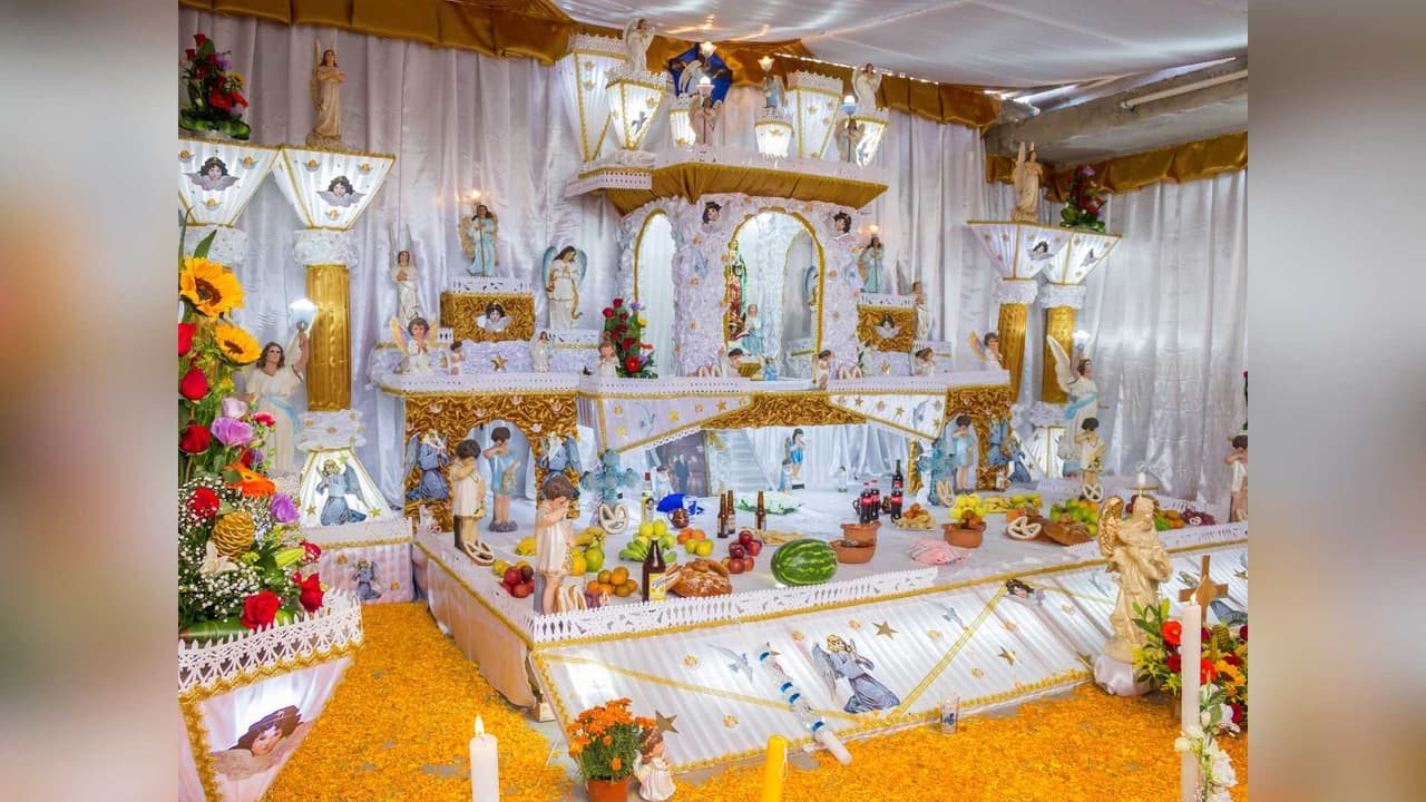 Noé Pérez Díaz resalta la importancia del camino de cempasúchil, flor que guía a las almas de regreso al mundo de los vivos. Otros elementos tradicionales incluyen velas, que iluminan el camino de los espíritus, fotografías de los difuntos, y ofrendas de sus alimentos y bebidas favoritas.