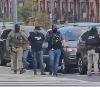 Ese primer día circuló un video en el que 
<b>se ve a los agentes llevar a un hombre detenido</b>, pero ni el DHS ni el Servicio de Control de Inmigración y Aduanas (ICE) han informado sobre detenciones en estos operativos.