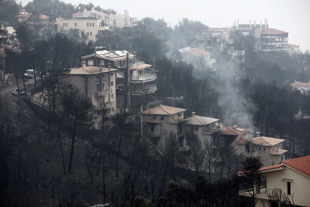 La Fiscalía ha iniciado ya las primeras investigaciones. El primer ministro griego, Alexis Tsipras, anunció este martes tres días de luto por las víctimas de los incendios y prometió que "nadie se quedará sin ayuda".