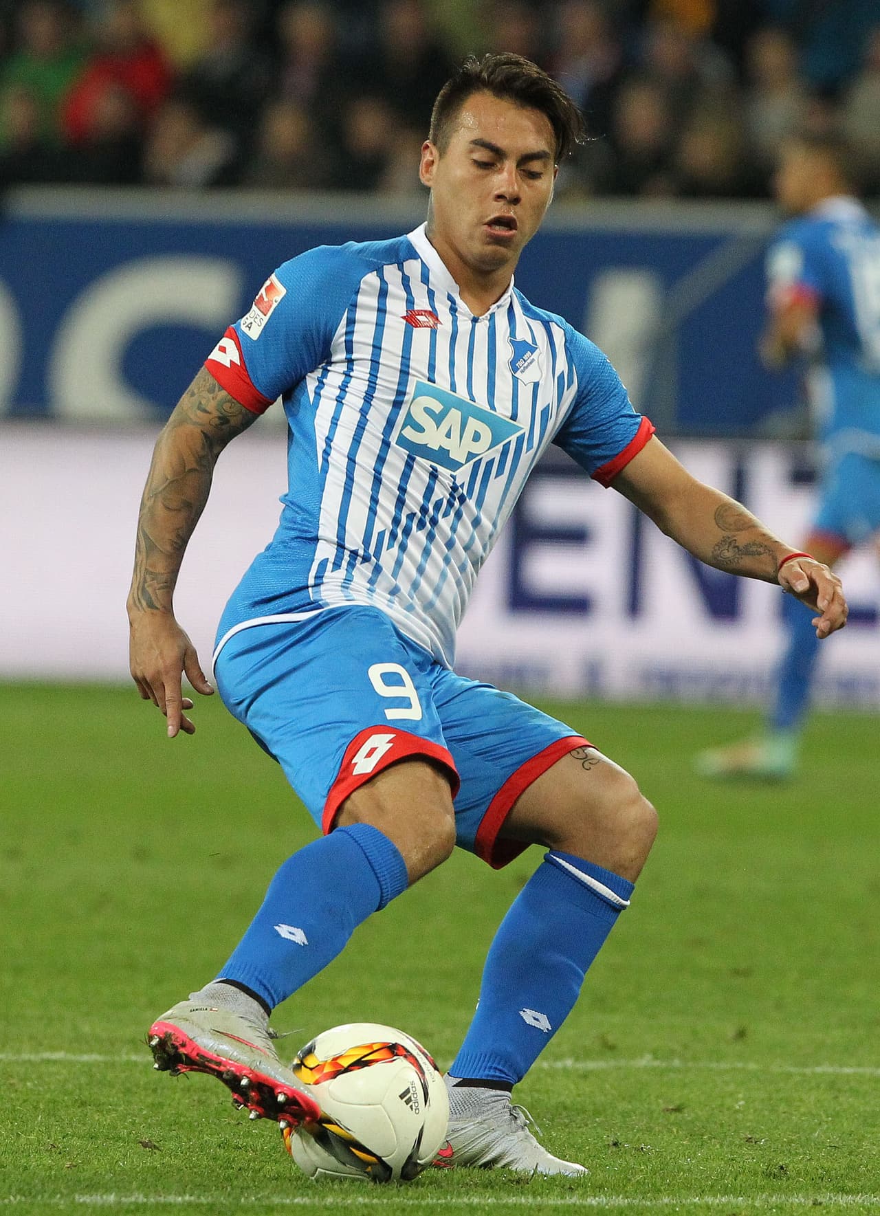 El paso de Vargas por las ligas inglesa y alemana lo convirtieron en un jugador más fuerte, a pesar de su 1,75 metros de estatura.