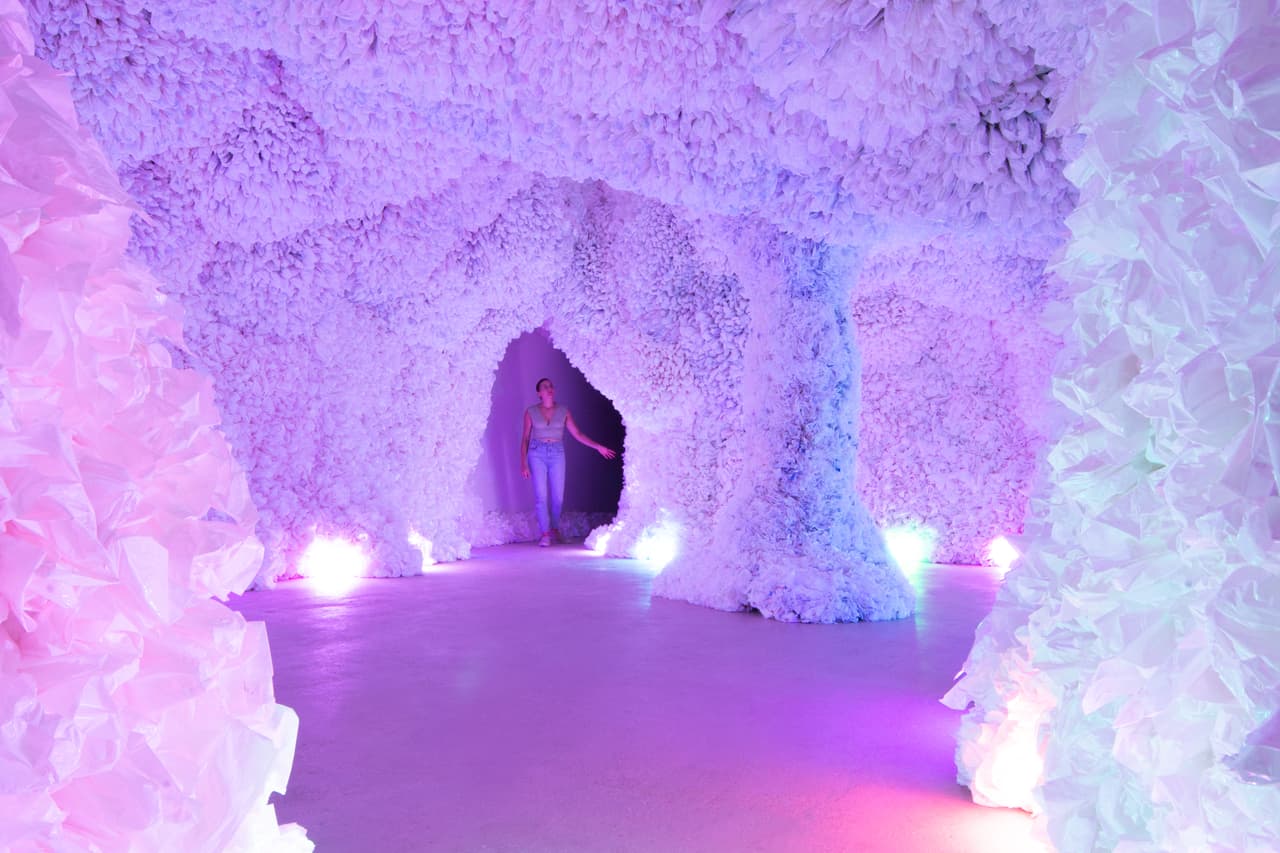 La idea central es brindar a los artistas una plataforma para llevar a cabo proyectos a gran escala.