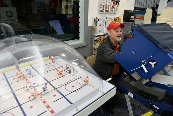 Jim Norman sufraga en una máquina de votación electrónica instalada en una pista de hielo (el Oakton Ice Arena) en Park Ridge, Illinois.