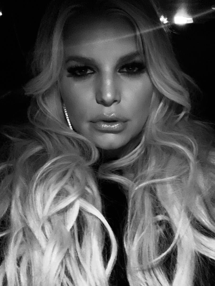 En las páginas del libro, la autora revela que fue abusada sexualmente cuando era niña. Ocurrió cuando tenía seis años y lo que comenzó "con cosquillas en la espalda, derivaría en cosas que eran extremadamente incómodas".