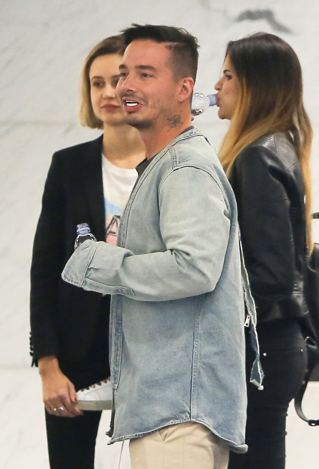 El nominado a Premio Lo Nuestro llegó a la tienda de Yves Saint Laurent luciendo mucho muy "brillante".