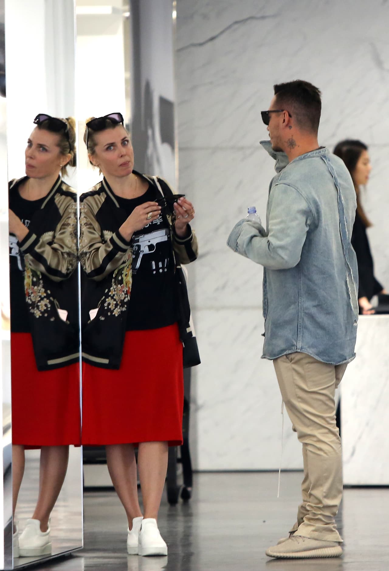 Resulta que como ya es su costumbre, el cantante está experimentando mucho con su look y ahora se puso los dientes plateados.