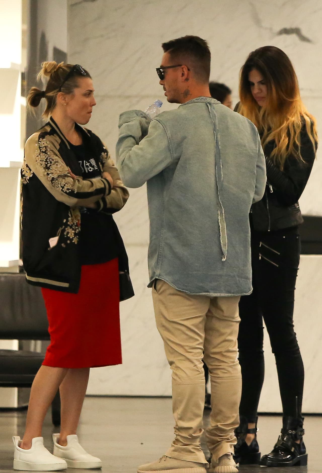 El colombiano llegó a la tienda para probarse varios lentes oscuros y para elegir pidió la ayuda de dos chicas.