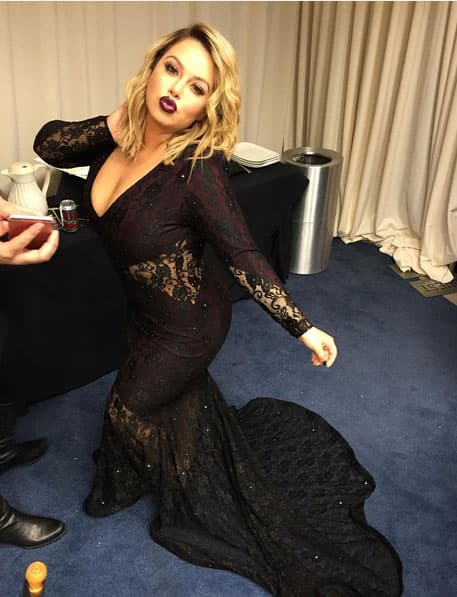 La razón que la llevó al quirófano, según explicó, fue que cuando decidió aumentarse el busto (hace varios años)
<b>era copa B</b>, pero al despertar su médico la había dejado en
<b>una copa DD</b>, lo que era demasiado.