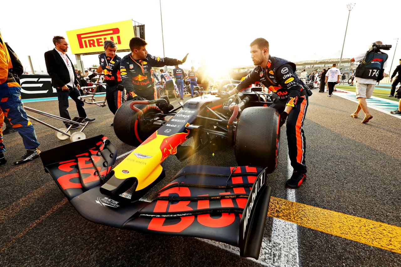 Lewis Hamilton es el primer piloto de la historia de la Formula 1 en liderar 19 Grandes Premios en una temporada. Nico Hulkenberg se retira de la Fórmula 1 y Hamilton comparte podio con Verstappen y Charles Leclerc.