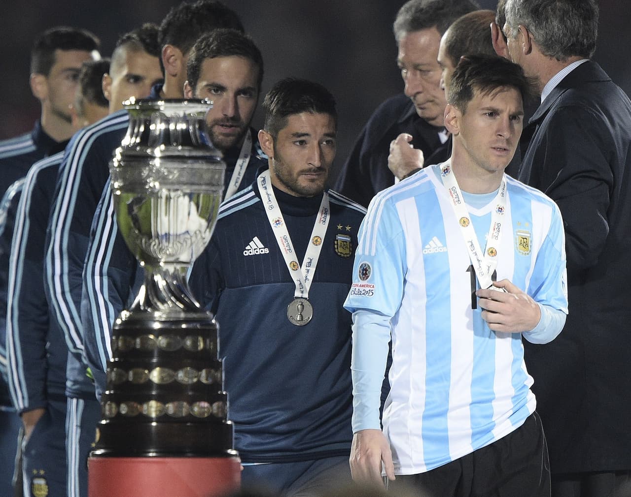 Luego de perder la final del Mundial, la caída contra Chile en la final de la derrota en la Copa América de 2015 tras caer en penaltis fue otro de las grandes decepciones albicelestes, encabezados por Messi.