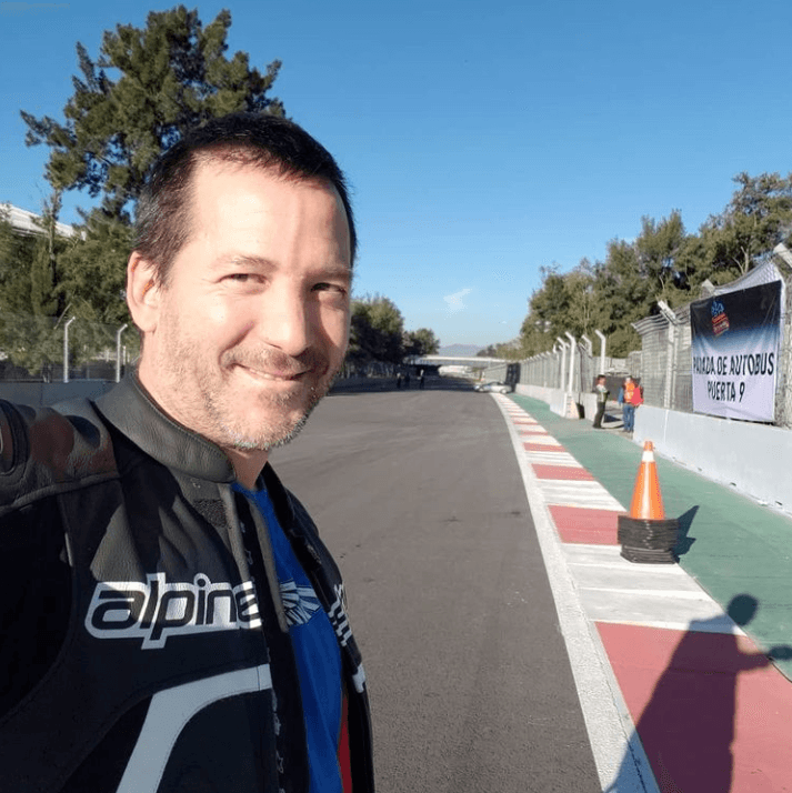 David García detalló que el presunto daño a su cliente fue ocasionado por las declaraciones que Luis Enrique Guzmán dio desde mayo de 2020. 
<b><a href="https://www.tvazteca.com/aztecauno/ventaneando-elenco-en-vivo-hoy-pati-chapoy-periodista-joven-edad" target="_blank">"El señor Enrique comenzó a hacer varias manifestaciones en contra de Domingo diciendo que era un ratero</a></b> y 'n' cantidad de cuestiones. Nos referimos a esas palabras, a esas afirmaciones que las dijo en cadena nacional, en varios medios sin sustento alguno", explicó en el programa Ventaneando este 15 de abril.