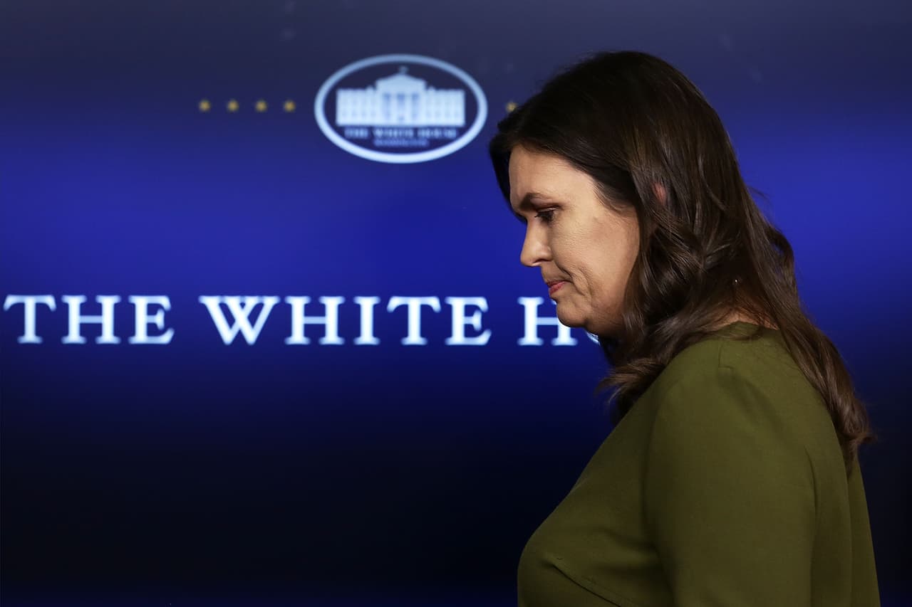 Sarah Huckabee Sanders aclaró que los empleados podrían seguir "trabajando en sus asuntos" en sus teléfonos oficiales.